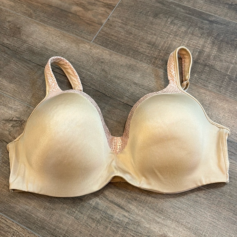 Playtex Women’s Bra size 40D padded with‎ underwire